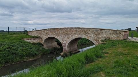 Für die Sanierung wurden auch alte Steine der historischen Brücke verwendet. Das Ergebnis kann sich sehen lassen, wäre da nur nicht dieser eine Makel. 