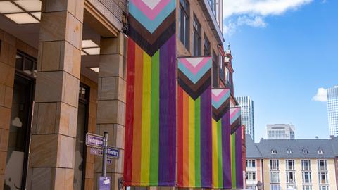 Pride-Flaggen an der Schirn-Kunsthalle in Frankfurt.