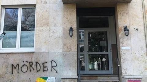 Auf der Fassade von Pro Familia in Frankfurt steht das Wort "Mörder" geschrieben.