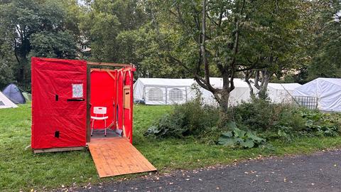 Die ersten Zelte stehen schon im Protestcamp der Letzten Generation in Kassel.