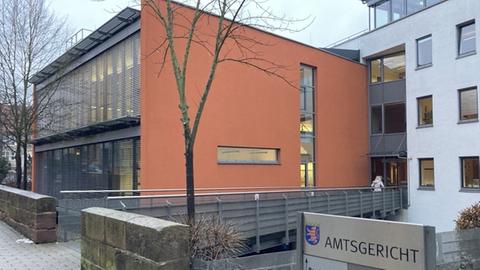 Das Amtsgericht in Eschwege ist ein roter Bau. Den Eingang erreicht man über eine kleine Metallbrücke.