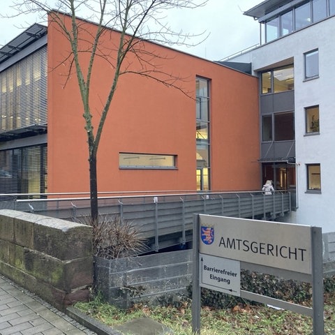 Das Amtsgericht in Eschwege ist ein roter Bau. Den Eingang erreicht man über eine kleine Metallbrücke.