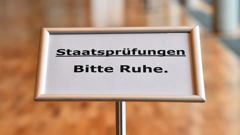 Ein Schild warnt vor einer Prüfungssituation. 