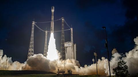 Eine europäischen Vega C Rakete startet um etwa 22.20 Uhr deutscher Zeit vom europäischen Weltraumbahnhof in Kourou in Französisch-Guayana.