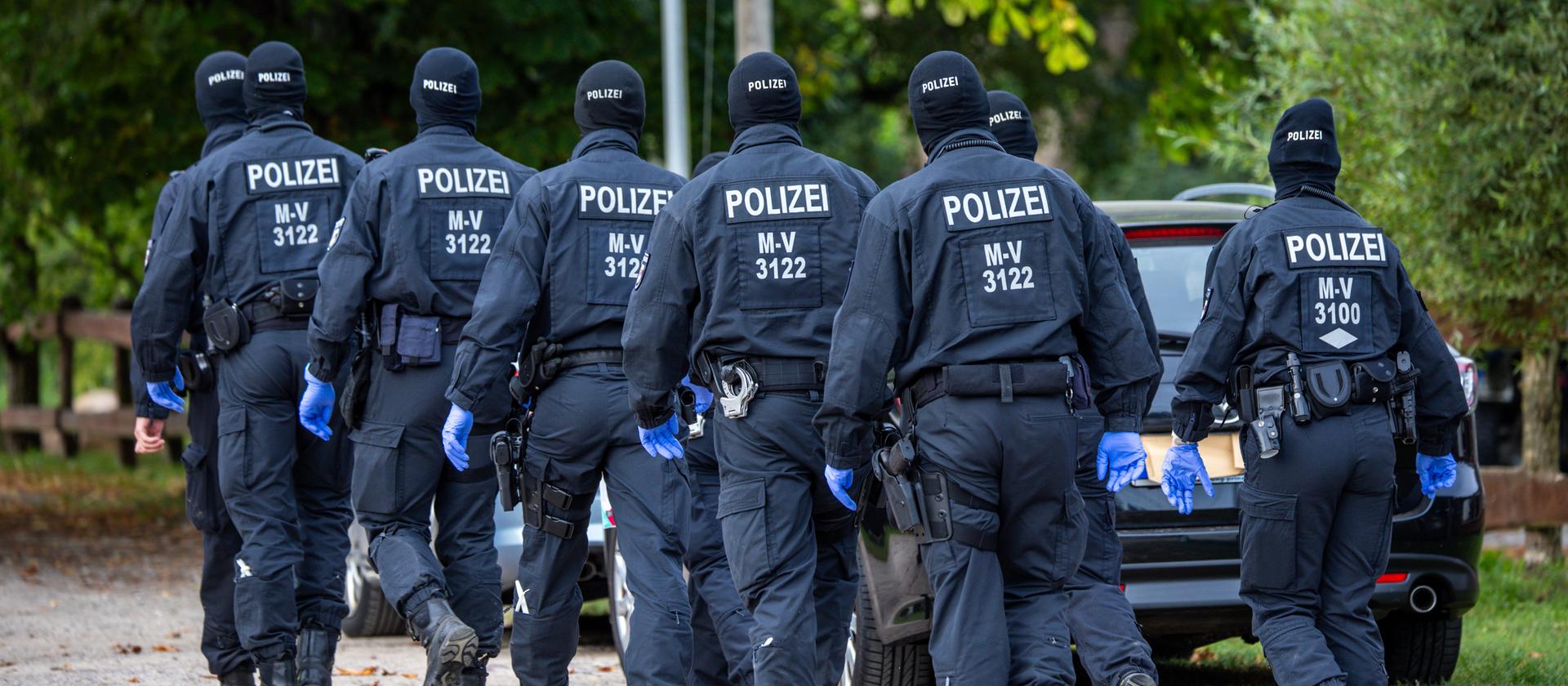 Razzia Gegen Neonazis "Hammerskins" - Durchsuchung Im Kreis Fulda ...