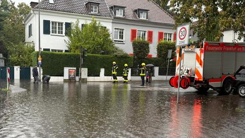 Überschwemmte Straße in Frankfurt-Bockenheim