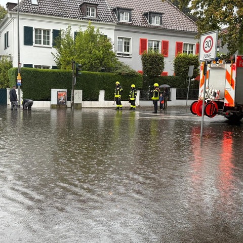 Überschwemmte Straße in Frankfurt-Bockenheim