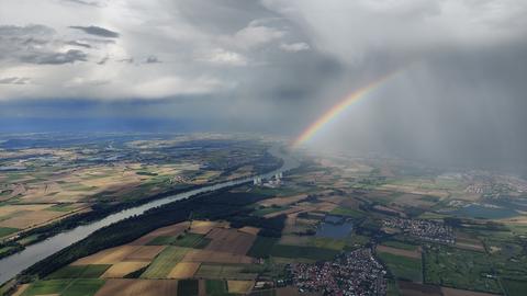 Regenbogen über dem Rhein bei Biblis.