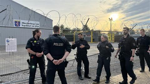 Polizisten vor der Leichtbauhalle in Frankfurt-Sossenheim