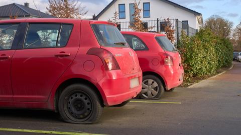 Reifen zerstochen an zwei Autos