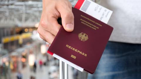 Eine Hand hält einen deutschen Reisepass