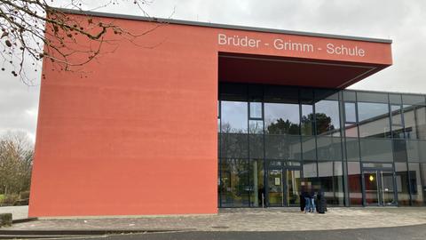 Gebäude mit Aufschrift "Brüder-Grimm-Schule"