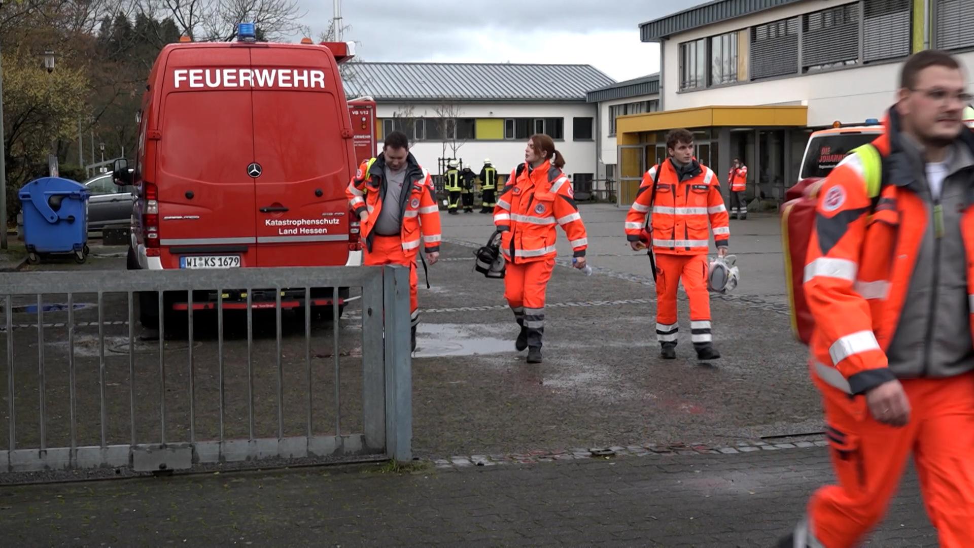 72 Verletzte Durch Reizgas: Einsatz An Schule In Schotten - Video ...