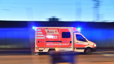  Ein Rettungswagen ist mit eingeschaltetem Blauchlicht im Einsatz.