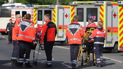 Einsatzhelfer vor Rettungswagen