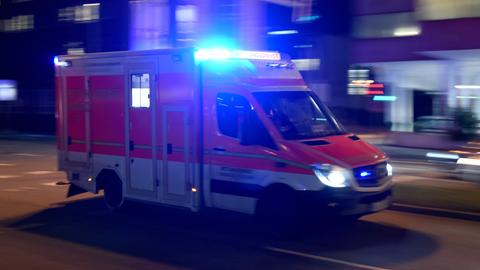 Sujet Rettungsdienst Rettungswagen Fahrt Nacht