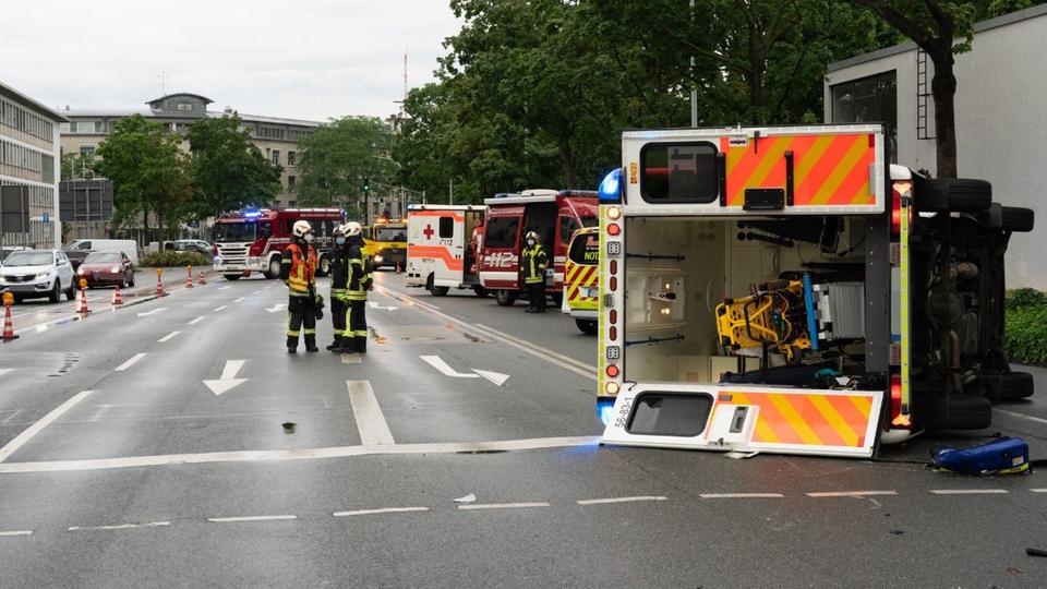 Verletzte Bei Kollision Mit Rettungswagen Lkw Fahrt Am Flughafen Durch Zaun In Wald Feuer In Frankfurter Oberforsthaus Hessenschau De Hessen Am Morgen