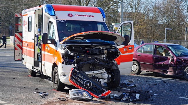 Rettungswagen Stößt Mit Auto Zusammen: Vier Verletzte Bei Unfall In ...