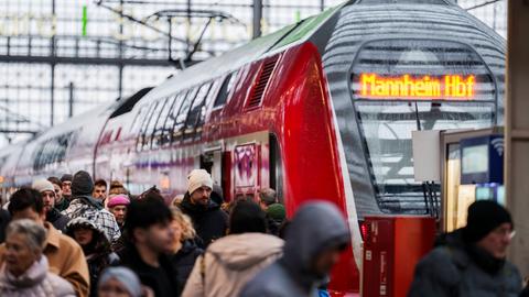 Ein Zug nach Mannheim über die generalsanierte Riedbahn steht im Frankfurter Hauptbahnhof. 