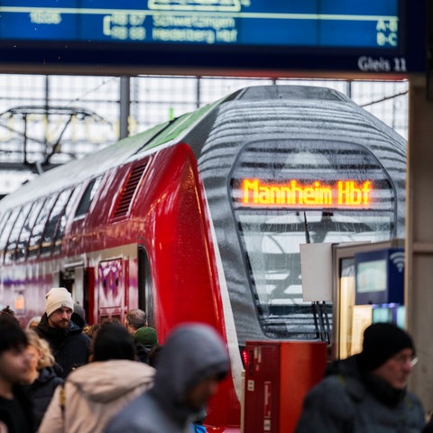 Ein Zug nach Mannheim über die generalsanierte Riedbahn steht im Frankfurter Hauptbahnhof. 