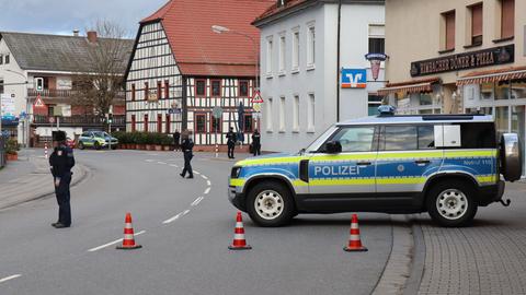 Polizeiauto und Polizeikräfte auf Straße