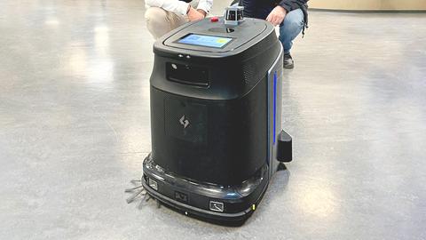 Ein Reinigungsroboter steht auf dem Flur der Elisabeth‐Selbert‐Schule in Zierenberg.