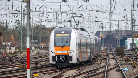 Eine Bahn der Linie RRX ist in Richtung Kassel-Wilhelmshöhe unterwegs. 