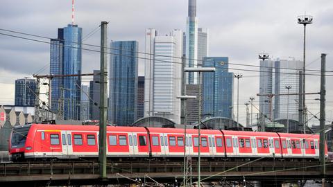 Eine S-Bahn fährt durch Frankfurt