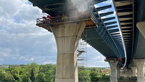 Letzte Lücke geschlossen: Die Nordhälfte der Salzbachtalbrücke nimmt Gestalt an (11.06.2024).