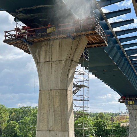 Letzte Lücke geschlossen: Die Nordhälfte der Salzbachtalbrücke nimmt Gestalt an (11.06.2024).