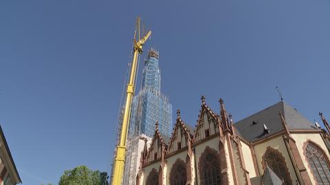 Eingerüsteter Turm der Dreikönigskirche in Frankfurt