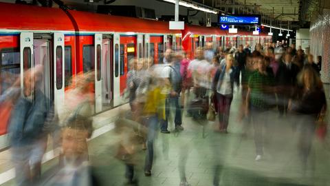 Menschen verlassen eine gerade eingefahrene S-Bahn im Frankfurter Hauptbahnhof