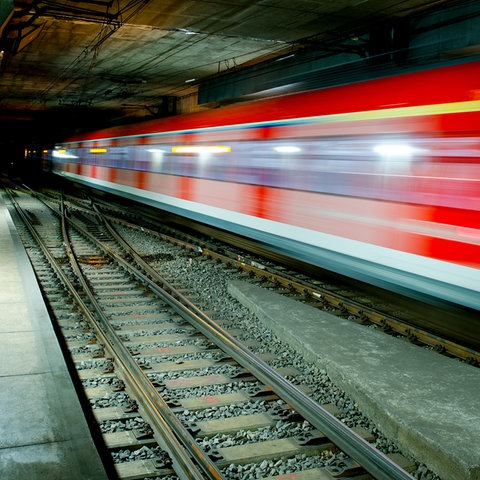 Eine S-Bahn fährt im Tunnel am Frankfurter Hauptbahnhof. 