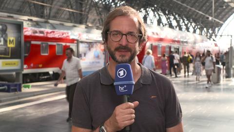 hr-Reporter mit Mikro im Hauptbahnhof