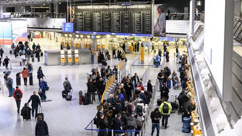 Menschen warten an einem Lufthansa Schalter in Terminal 1 des Flughafen Frankfurt. Wegen des Sturmtiefs «Sabine» wurden deutschlandweit zahlreiche Flüge gestrichen.