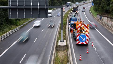 Arbeiter reparieren am 30.07.2014 auf der Autobahn 66 in Wiesbaden (Hessen) Schäden an der Fahrbahn, die durch Unwetter entstanden sind.