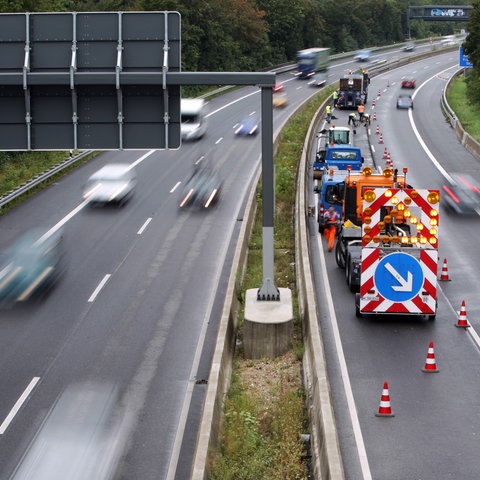 Arbeiter reparieren am 30.07.2014 auf der Autobahn 66 in Wiesbaden (Hessen) Schäden an der Fahrbahn, die durch Unwetter entstanden sind.