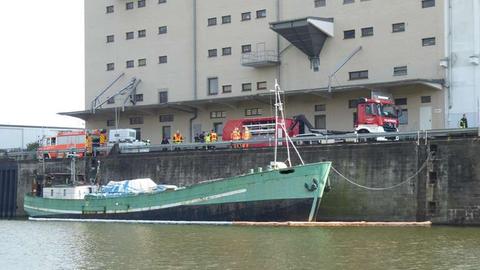 Ein Schiff in einem Hafen