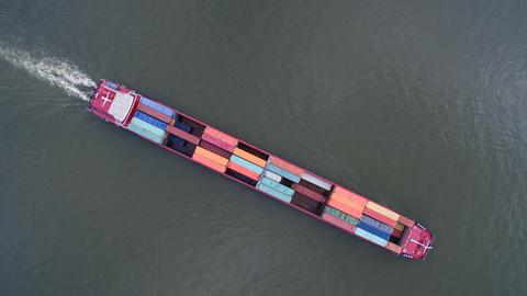 Beladener Frachter auf dem Rhein