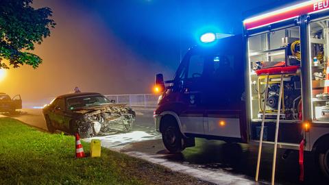 Auto mit kaputter Front, dahinter Feuerwehrwagen