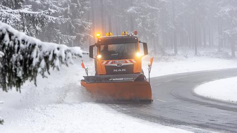 Ein Fahrzeug des Winterdienstes räumt die Landstraße im Hochtaunus. 