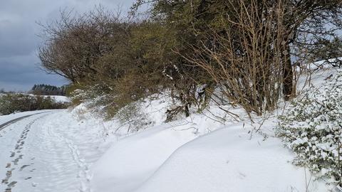 Schneeverwehungen am Wanderweg Hohe Straße in Siegbach-Tringenstein. 