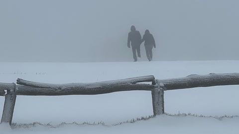 Wanderer im Schnee auf dem Großen Feldberg