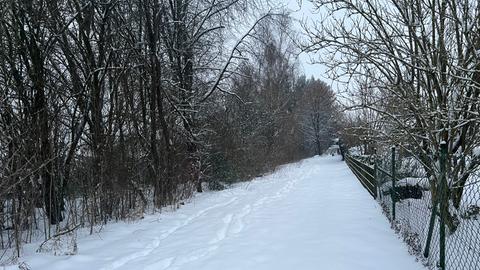 Schnee auf einem Weg in Frankenberg (Eder). Das Foto hat hr-Regionalkorrespondentin Silvia Ritter geschickt.