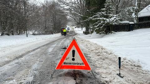 In Kassel-Brasselsberg ist Vorsicht angesagt - dort ist ein Wasserrohr gebrochen. 