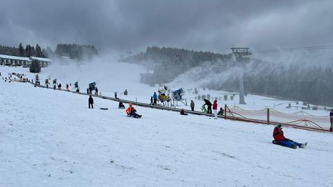 Kinder rodeln am Schneehang in Willingen