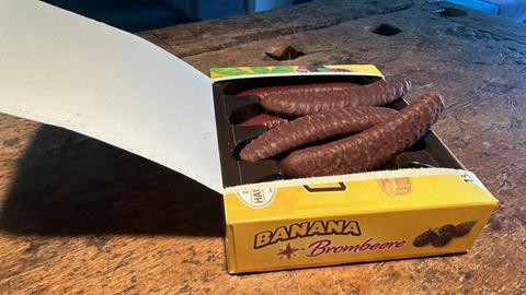 Geöffnete Schachtel mit Schoko-Bananen