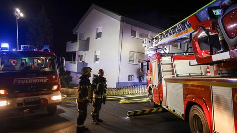 Feuerwehrautos stehen vor Haus