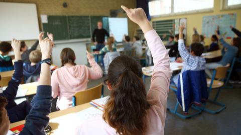 Schüler und Schülerinnen einer siebten Klasse sitzen im Unterricht. 