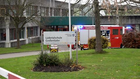 Einsatzfahrzeug vor Schulgebäude, Schild mit Aufschrift: Lüdertalschule Großenlüder